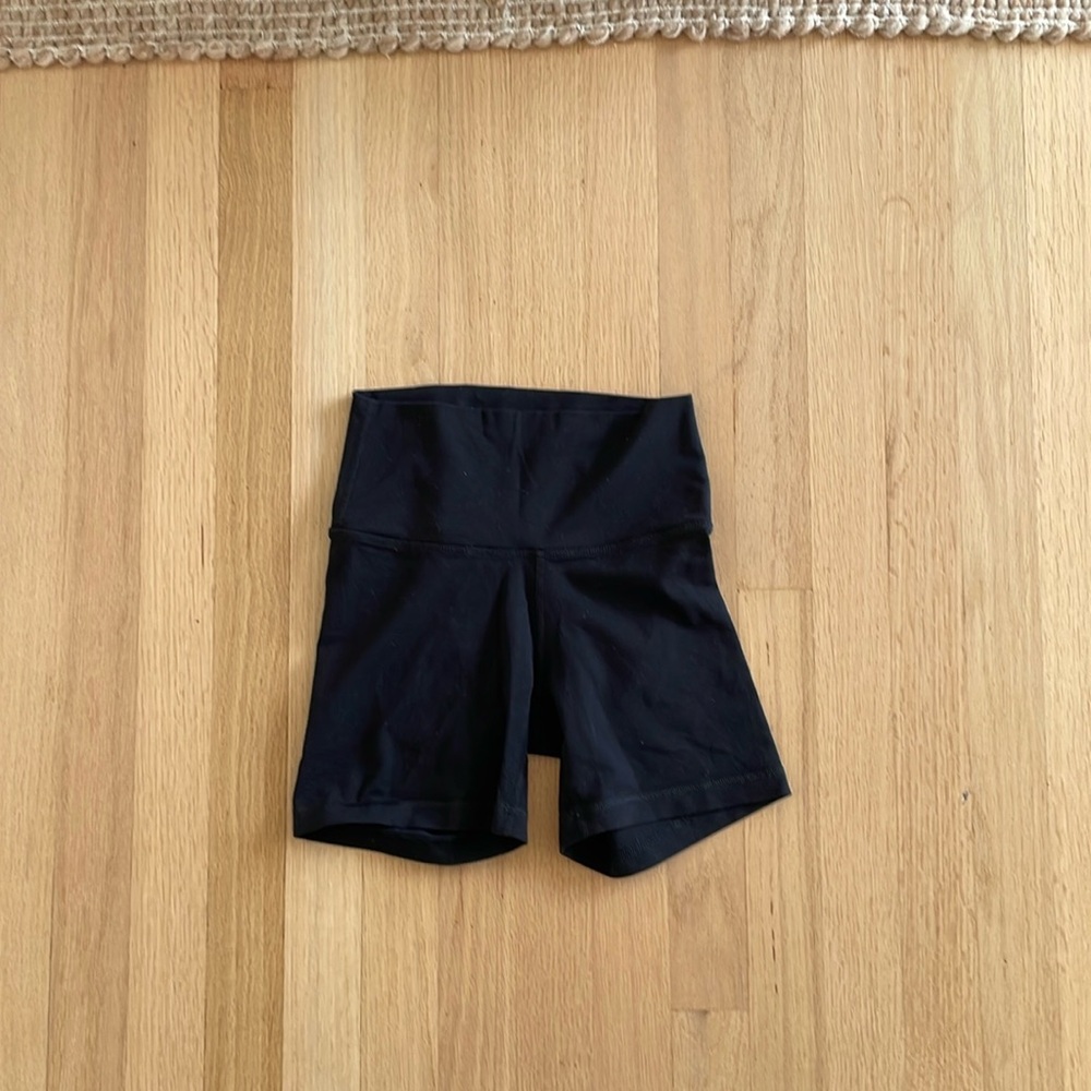 Aritzia TNA bike shorts 5”